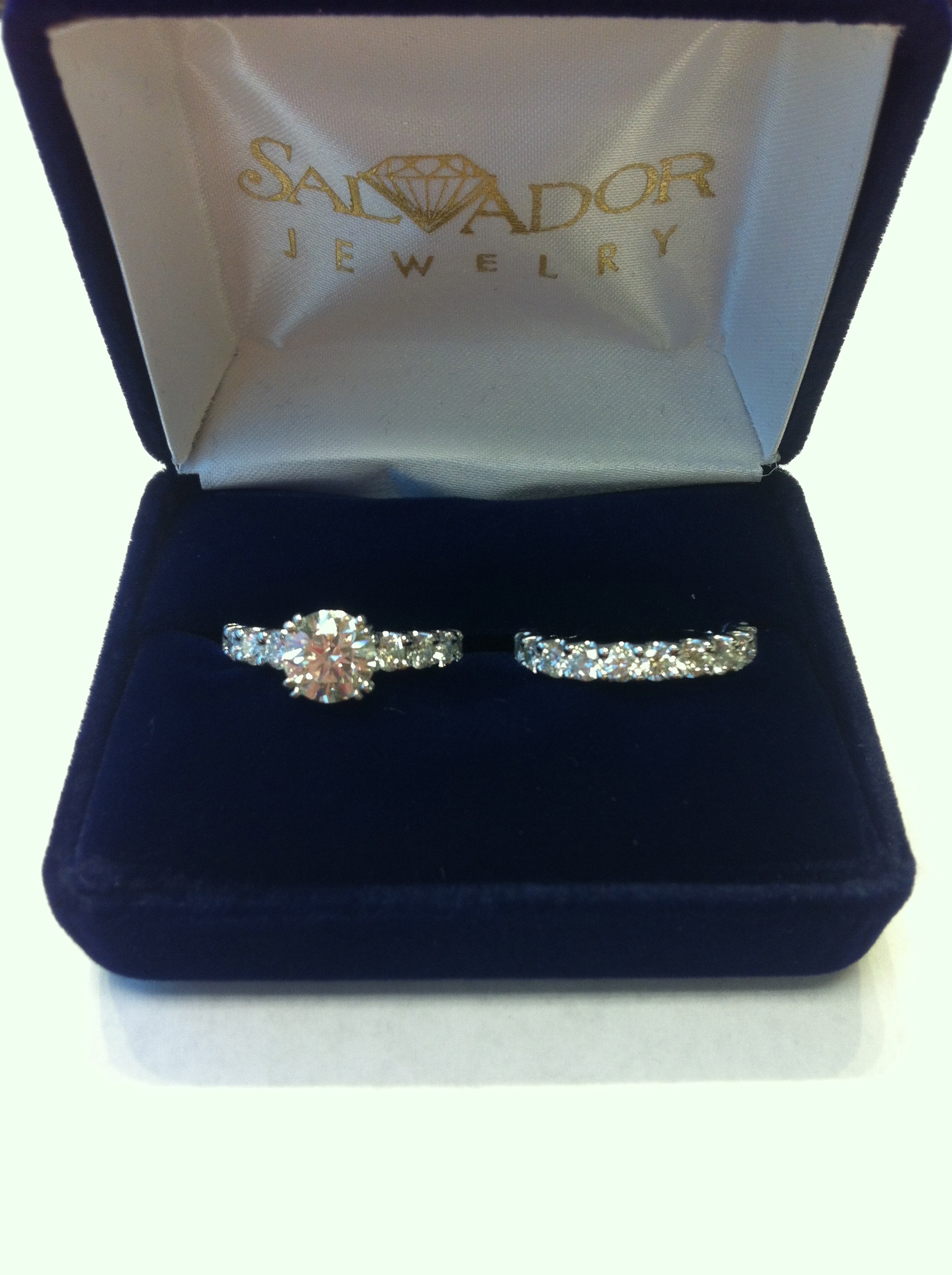 Round Brilliant Diamond Engagement Ring and Diamond Wedding Band
